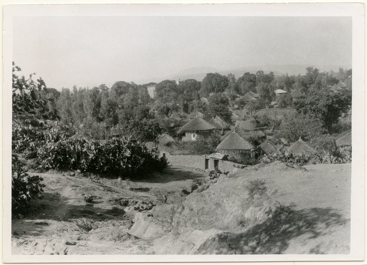 Etiopisk landsby med cirkulære, stråtækte huse, Axum, Etiopien, foto af Ugo Monneret de Villard af Ugo Monneret de Villard