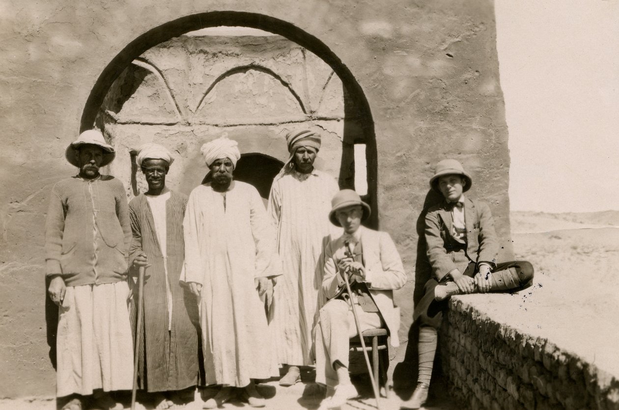 Fire arbejdere, arkitekt Ferdinando Reggiori og arkæolog Ugo Monneret de Villard i Sankt Simeons kloster, Aswan, Egypten, foto af Ugo Monneret de Villard. af Ugo Monneret de Villard