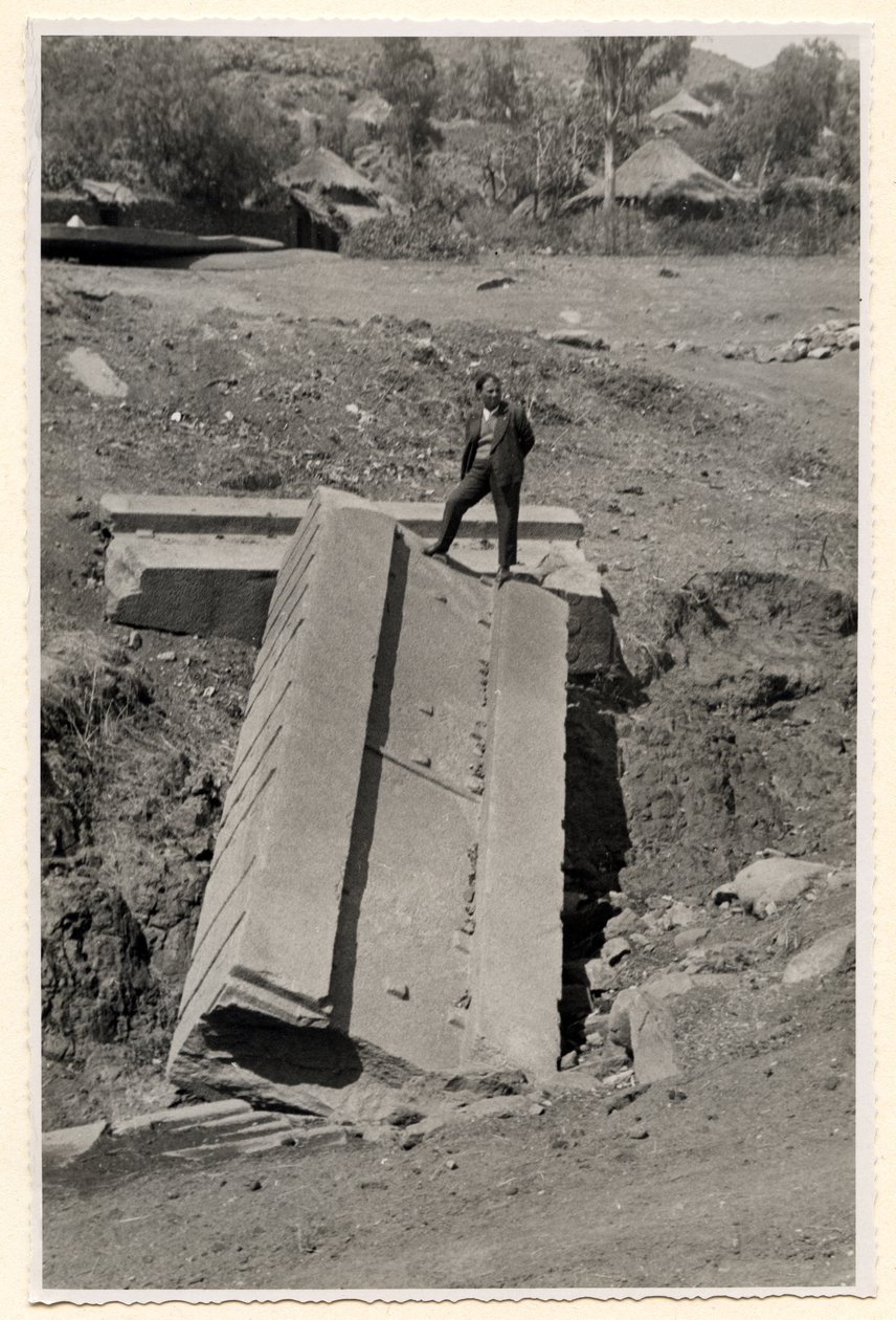Fragment af stele, Axum, Etiopien, foto af Ugo Monneret de Villard af Ugo Monneret de Villard