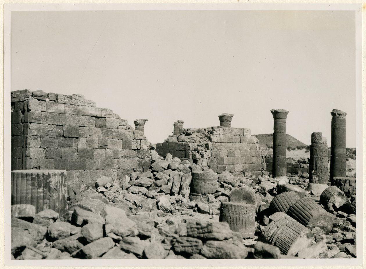 Den store indhegning, udsigt til vægge og søjler i det store tempel, Musawwarat es Sufra, Sudan, foto af Ugo Monneret de Villard af Ugo Monneret de Villard