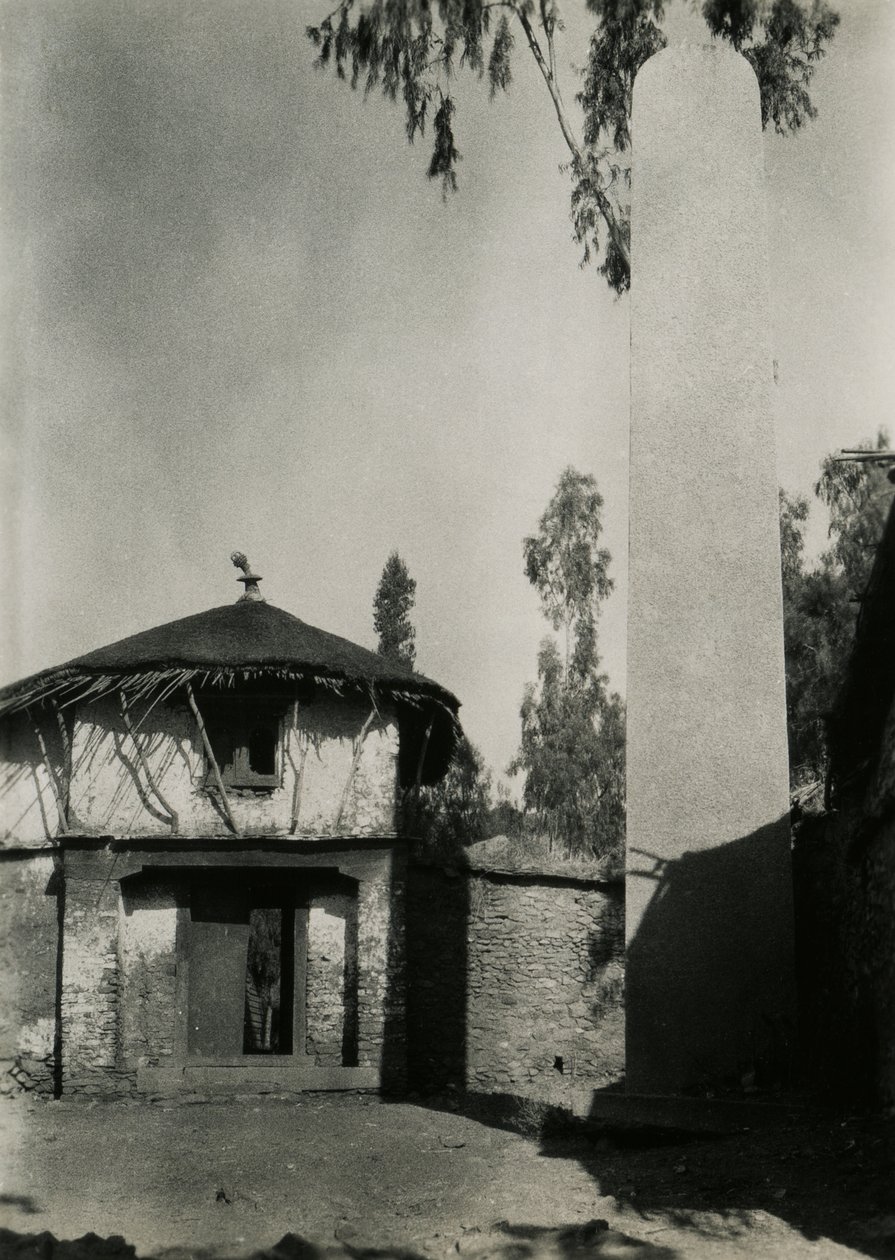 Hus ved siden af stele, Axum, Etiopien, foto af Ugo Monneret de Villard af Ugo Monneret de Villard