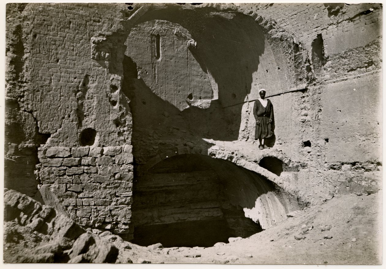 Stort tårn (qasr) i kloster, Aswan, Egypten, foto af Ugo Monneret de Villard af Ugo Monneret de Villard