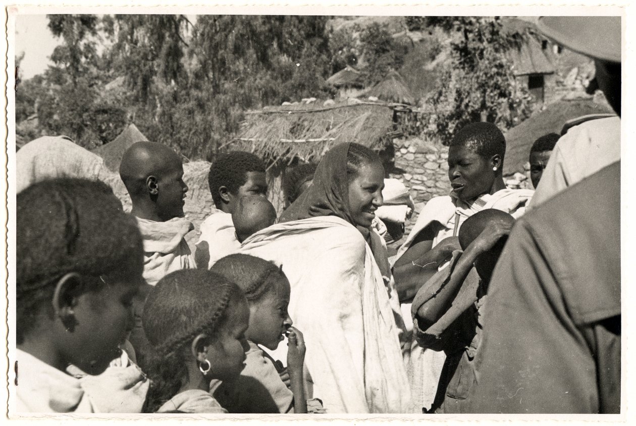Mænd, kvinder og børn i Axum, Etiopien, foto af Ugo Monneret de Villard af Ugo Monneret de Villard