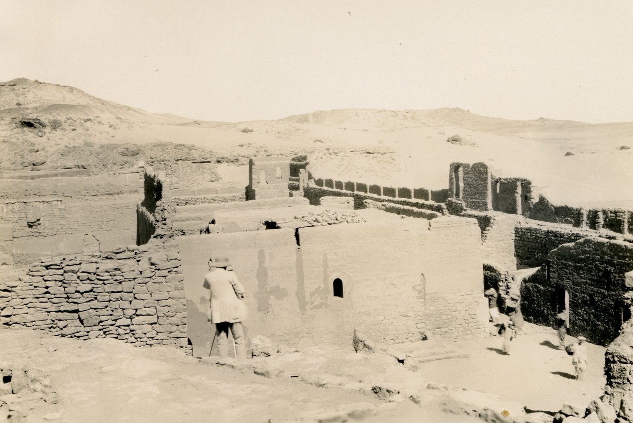 Simeon-klosteret, kigger mod den nederste terrasse, Aswan, Egypten, med Ugo Monneret de Villard stående med ryggen til kameraet, foto af Ugo Monneret de Villard af Ugo Monneret de Villard