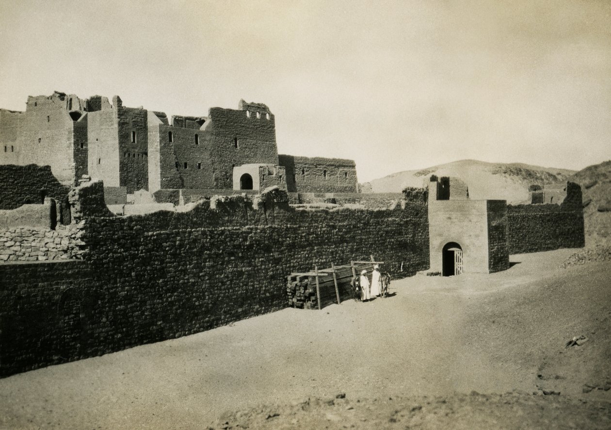 Simeons kloster, set udefra med den østlige mur, Aswan, Egypten, foto af Ugo Monneret de Villard af Ugo Monneret de Villard