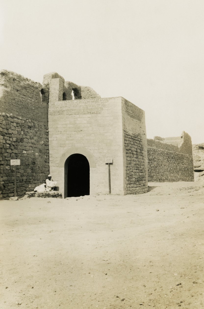 Simeon-klosteret, udsigt over porten og det orientalske tårn, Aswan, Egypten, foto af Ugo Monneret de Villard af Ugo Monneret de Villard
