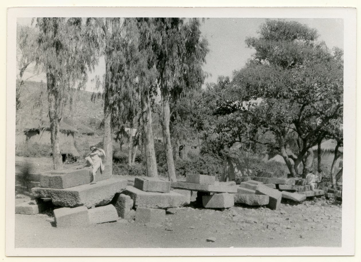 Rester af stenplatforme, også kendt som kongetroner, Axum, Etiopien, foto af Ugo Monneret de Villard af Ugo Monneret de Villard