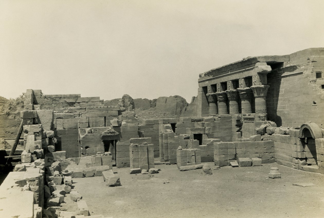 Ruiner af koptisk kirke nær Hathor-templet, Dendera, Egypten, foto af Ugo Monneret de Villard af Ugo Monneret de Villard