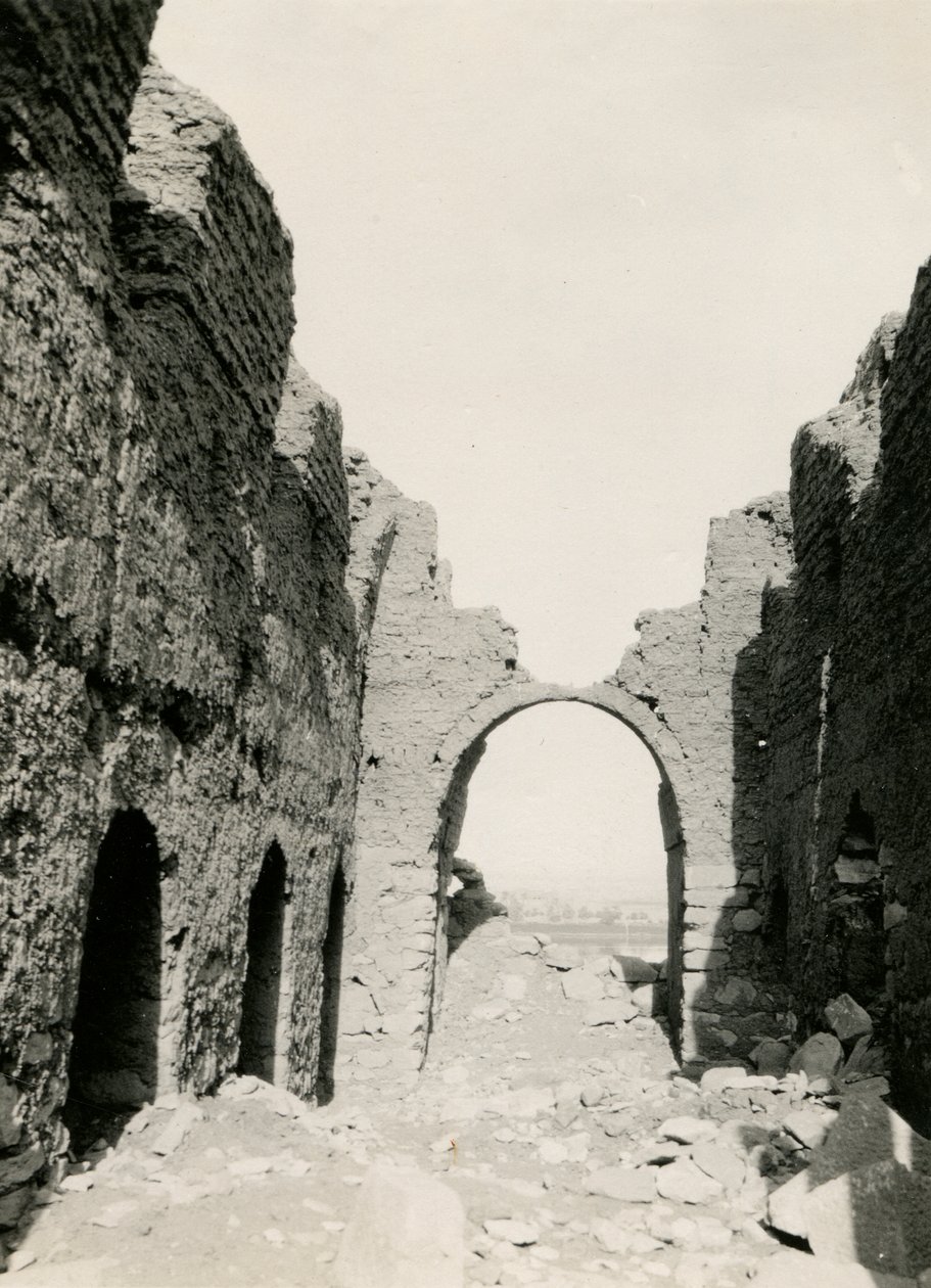 Ruiner af kirke nær Nilo-floden, udsigt til det indre, Adendan, Egypten, foto af Ugo Monneret de Villard af Ugo Monneret de Villard