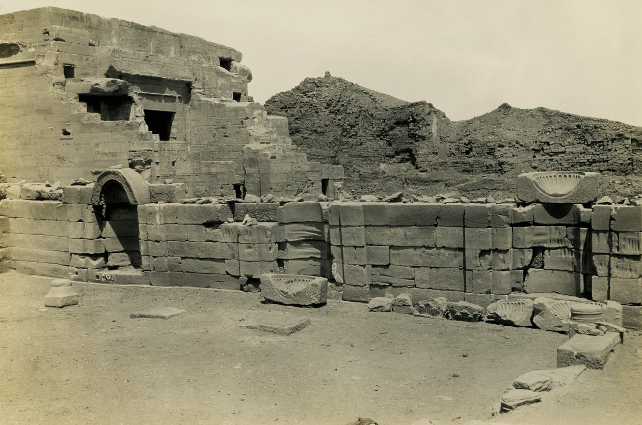 Ruinerne af den koptiske kirke nær Hathor-templet, Dendera, Egypten, foto af Ugo Monneret de Villard af Ugo Monneret de Villard
