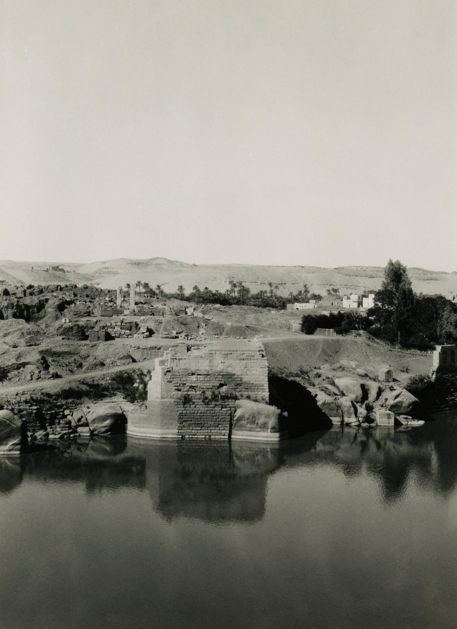 Tempelruiner på øen Elephantine med Kleopatras bad i forgrunden, Aswan, Egypten, foto af Ugo Monneret de Villard af Ugo Monneret de Villard