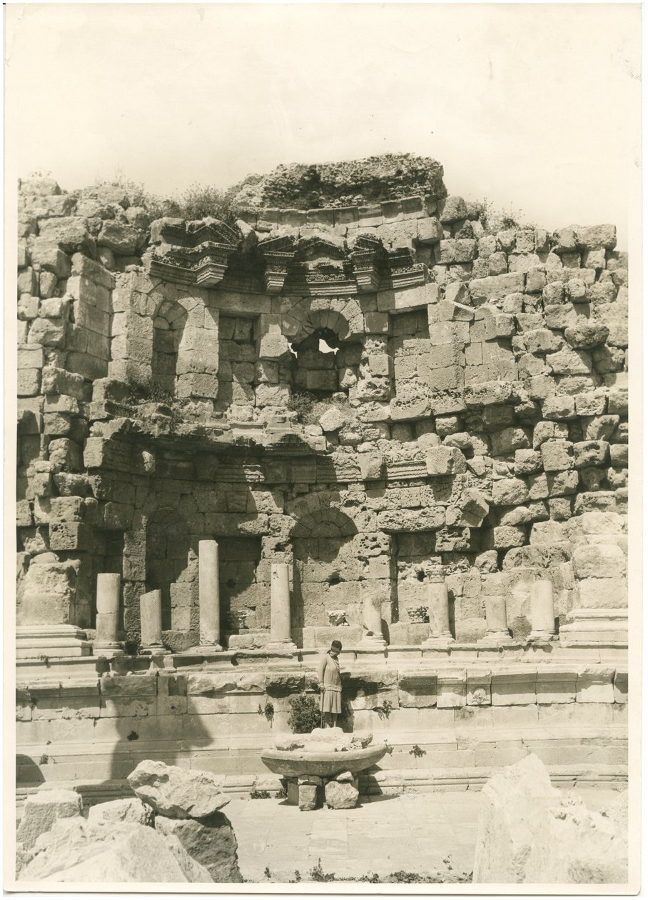 Nymphaeum, den græsk-romerske by Gerasa (i dag Jerash), fotografi af Ugo Monneret de Villard, ca. 1930 af Ugo Monneret de Villard
