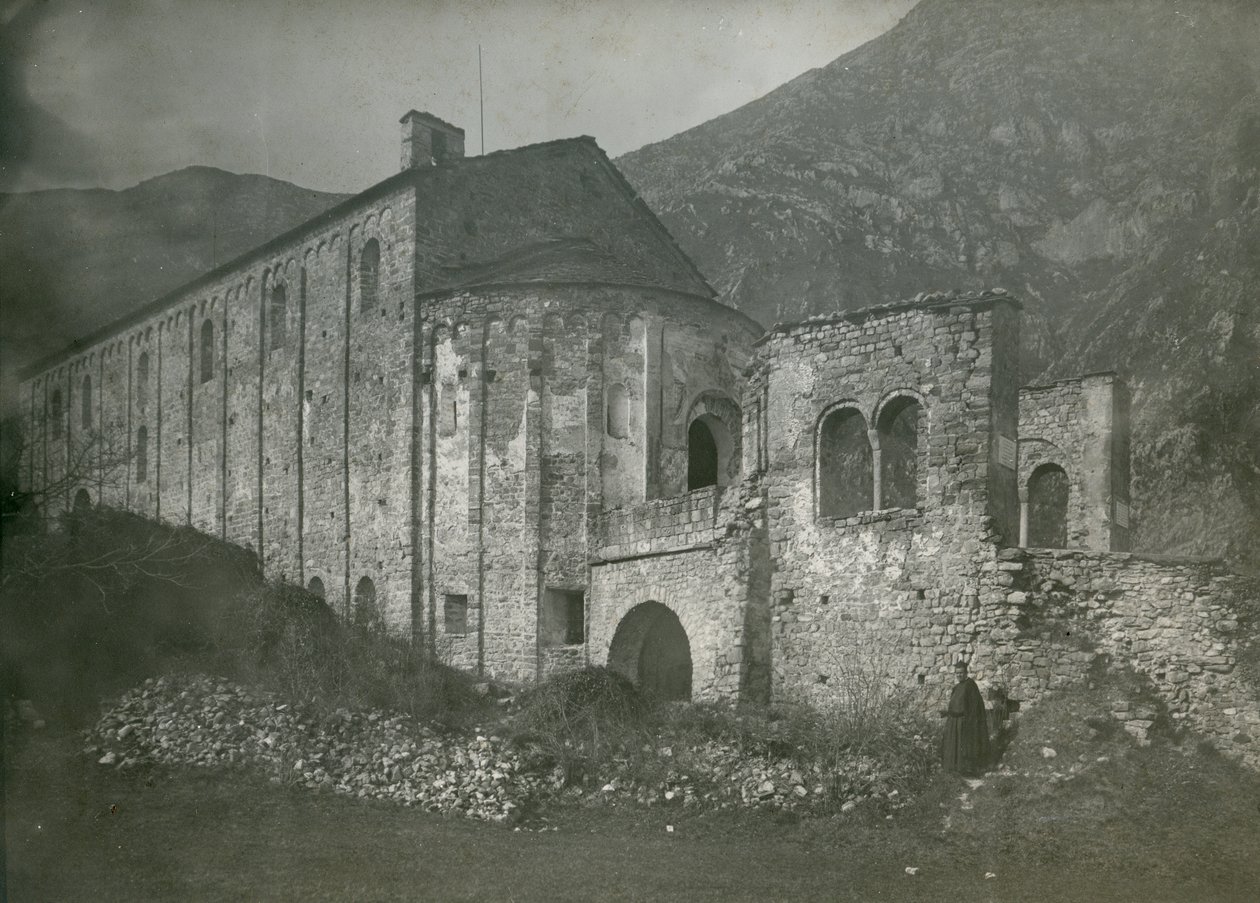 Udsigt over klosteret San Pietro al Monte, Civate, Lombardiet, Italien, fotografi af Ugo Monneret de Villard, ca. 1910 af Ugo Monneret de Villard