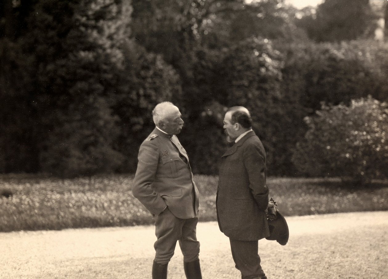 Louis Barthou taler med general Luigi Cadorna. Billedet er taget i maj 1916, under 1. verdenskrig. (s/h foto) af Ugo Ojetti