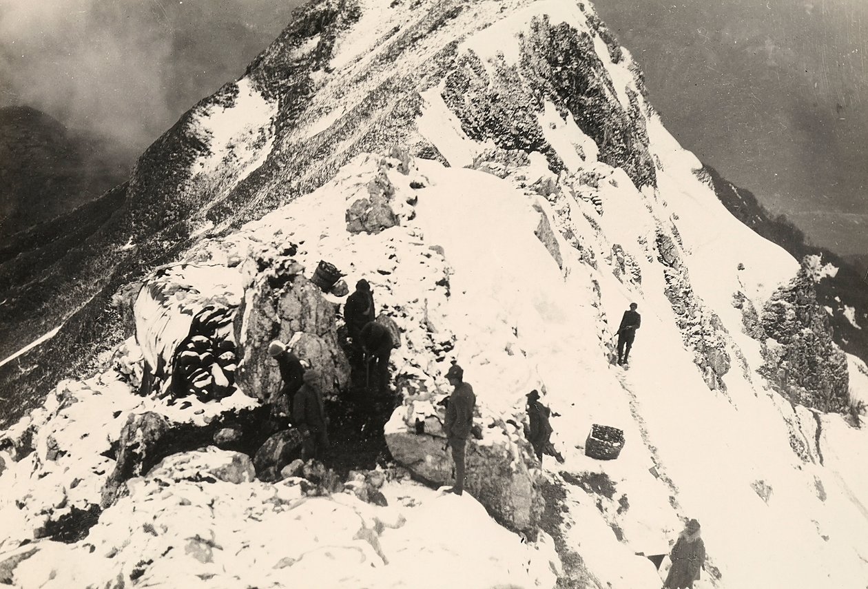 Operationer til indlejring af maskingeværer på Monte Nero under Første Verdenskrig (s/h foto) af Ugo Ojetti