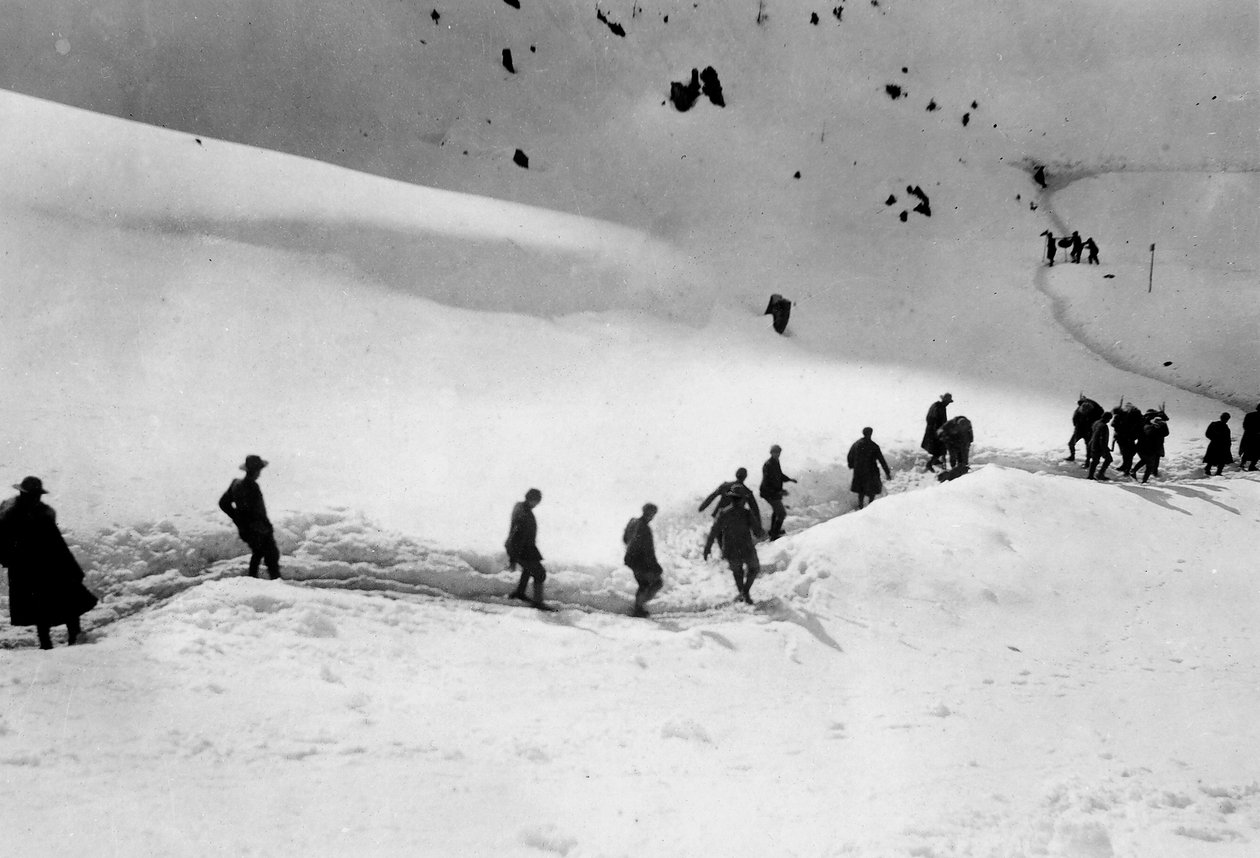 Soldater, der marcherer mod Freikofel under Første Verdenskrig (s/h foto) af Ugo Ojetti