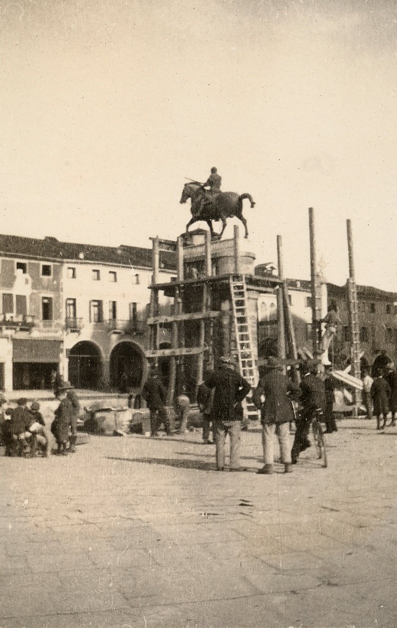 "Gattamelata"-ryttermonumentet, under restaurering, i Padova under Første Verdenskrig af Ugo Ojetti