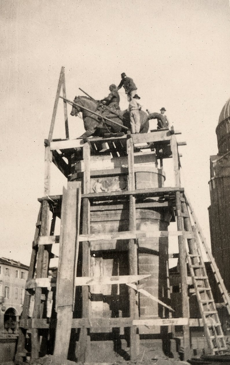 "Gattamelata"-ryttermonumentet under restaurering i Padova under Første Verdenskrig af Ugo Ojetti