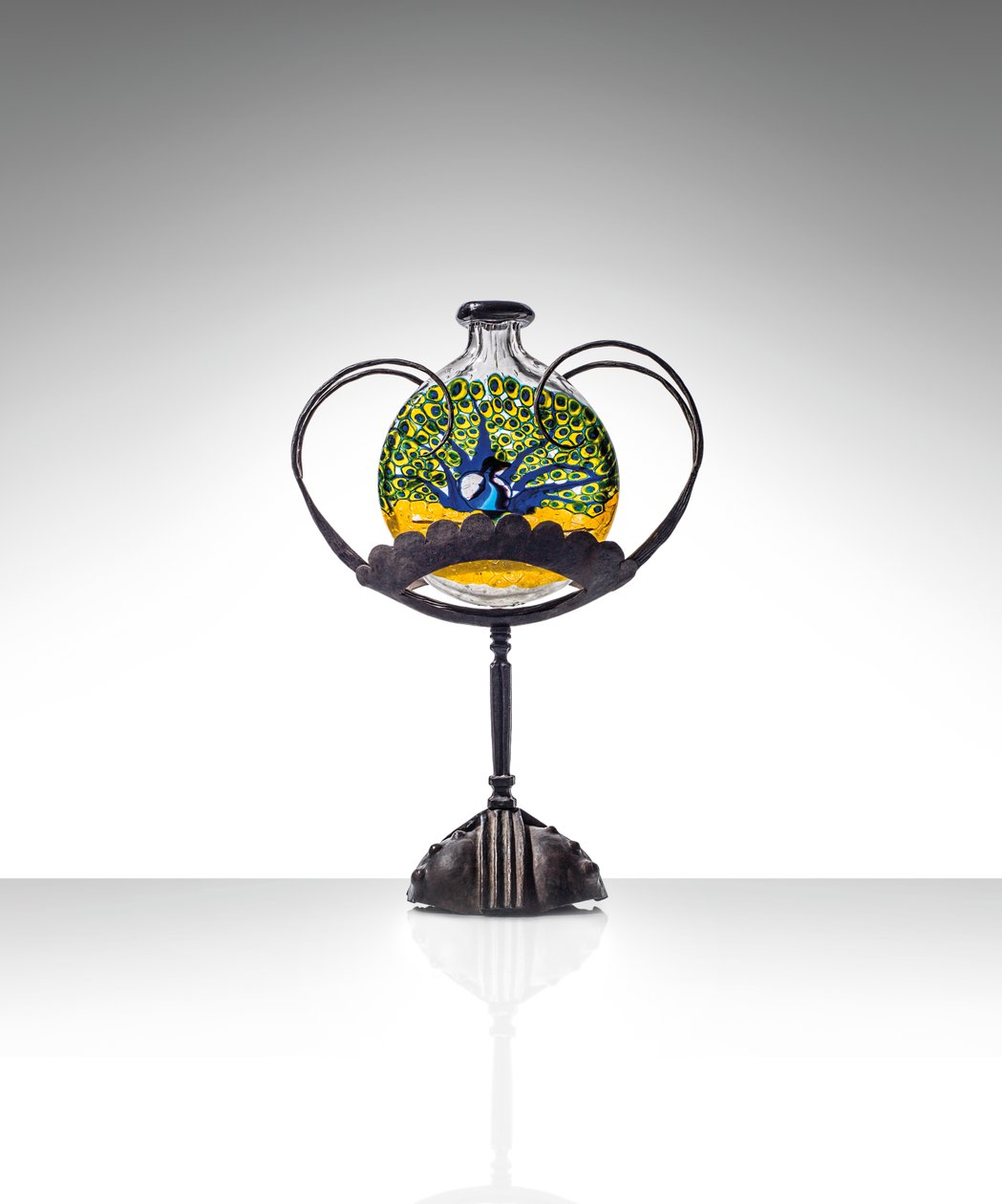 Peacock mosaik vase på stativ, ca. 1922 (håndblæst smeltet murrin glas & smedejern) af Umberto Bellotto