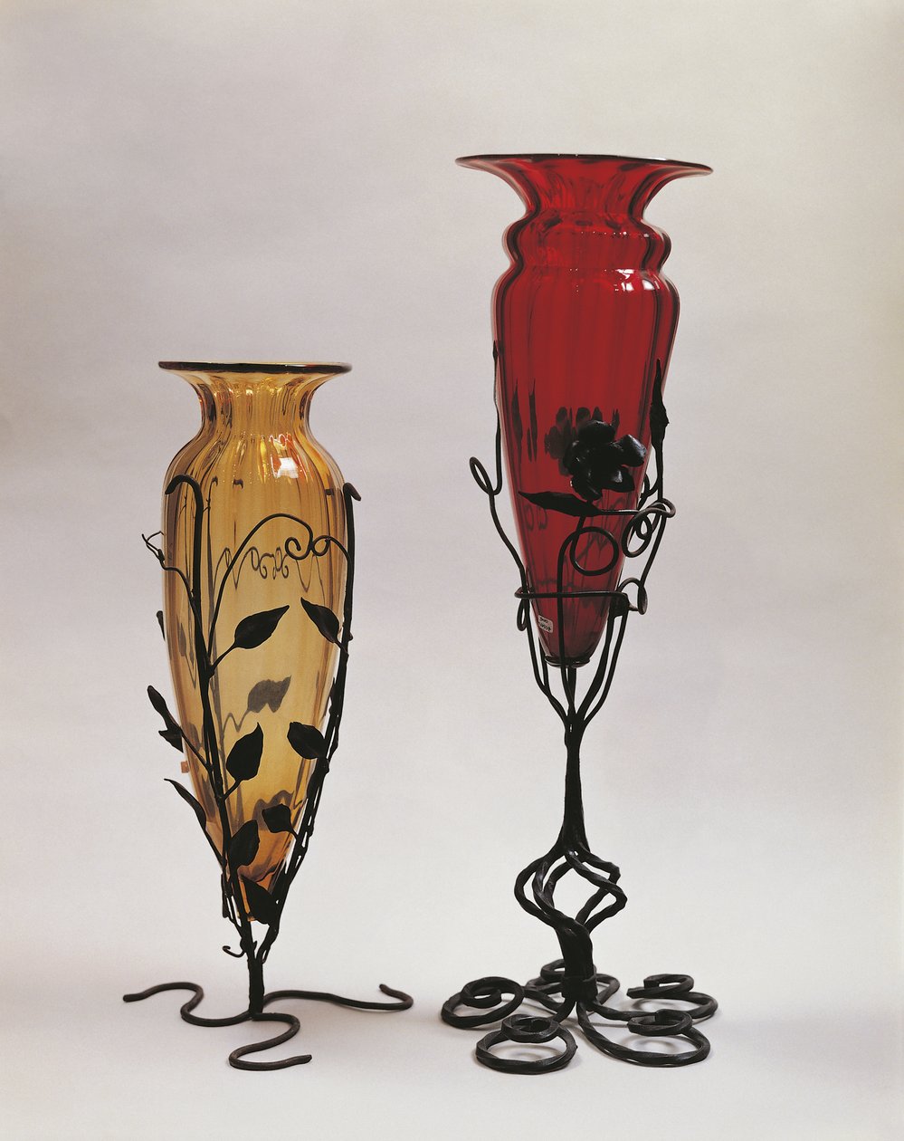 Nærbillede af to vaser i jernstandere, Murano, Venedig, Veneto, Italien af Umberto Boccioni