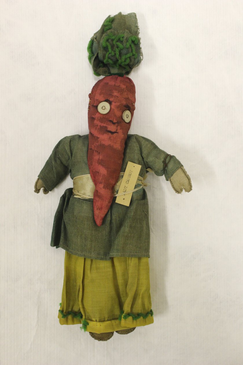 Lady Carrot kludedukke, hovedet er formet som en gulerod af Una Maw