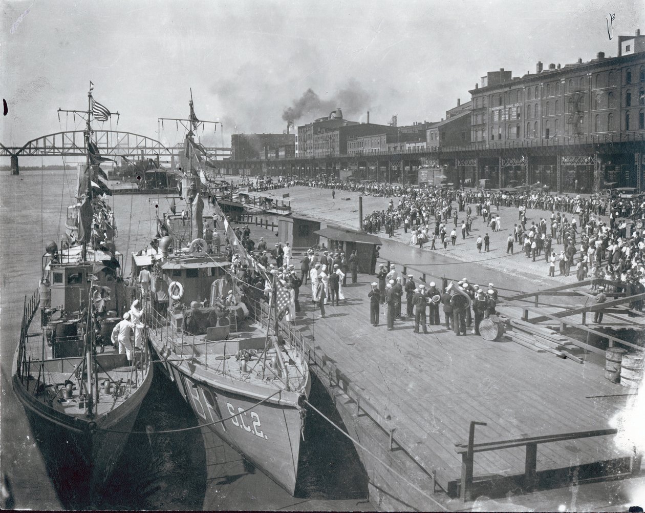 Folkemængde ved floden hilser den amerikanske flådes anti-ubådsflotille til demonstrationsbesøg. 13. juni 1919 af Unbekannt Unbekannt