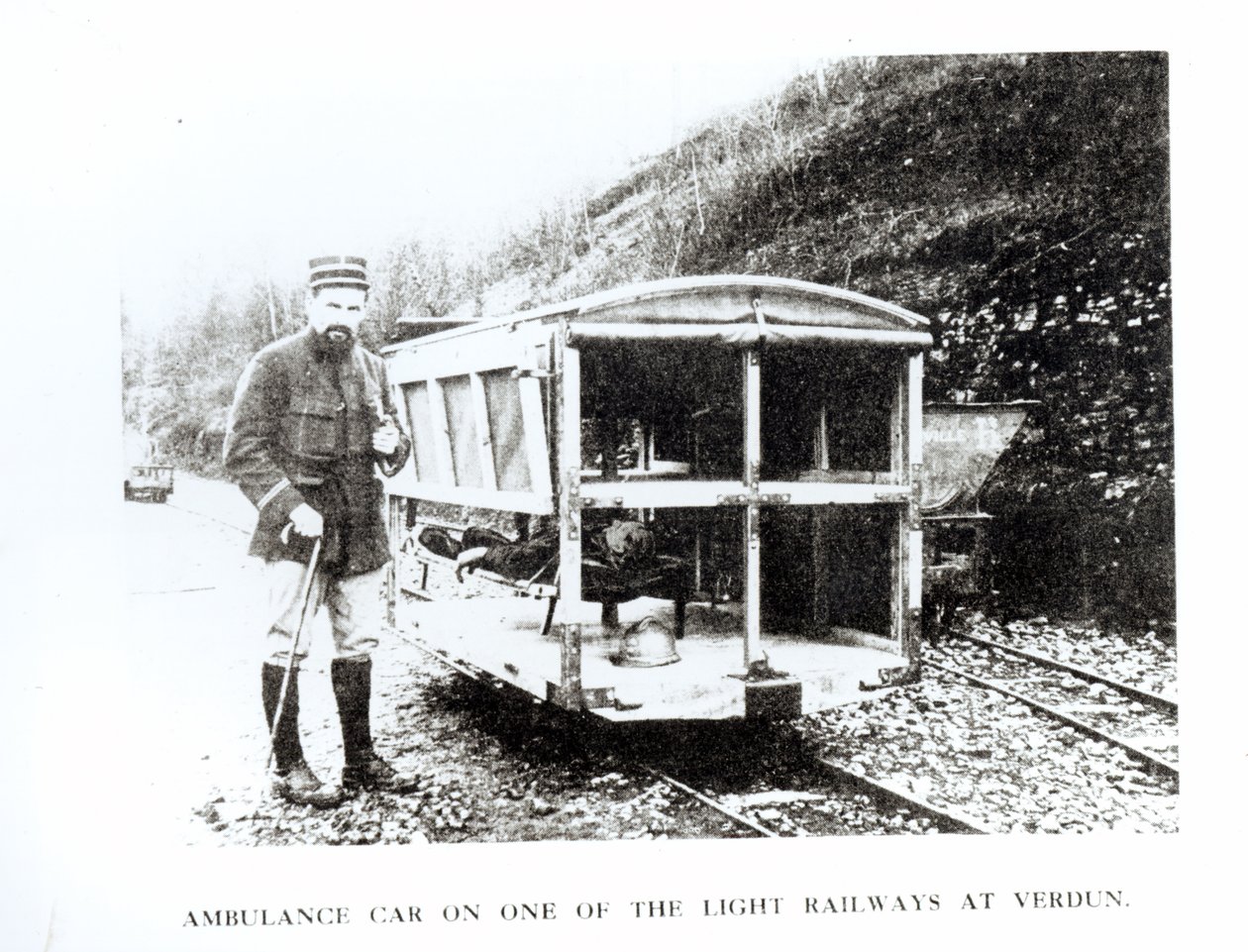 Ambulancevogn på en af letbanerne ved Verdun, ca. 1916 af Unbekannt Unbekannt