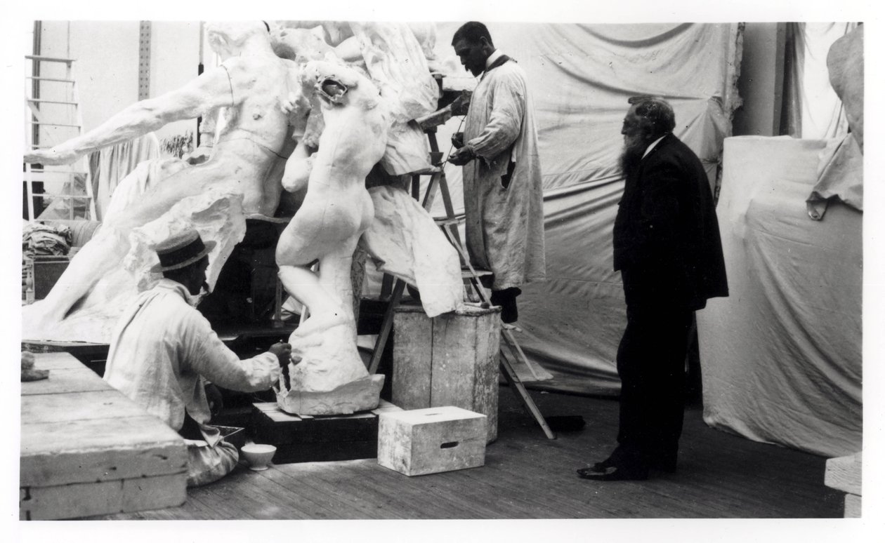 Auguste Rodin (1840-1917) i sit atelier i Paris ser opførelsen af en skulptur, 1905 af Unbekannt Unbekannt