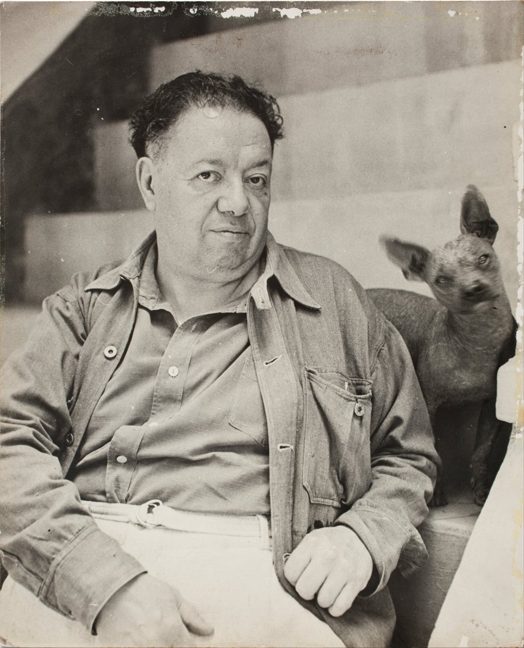Diego Rivera med en xoloitzcuintle hund i Det Blå Hus, Coyoacan af Unbekannt Unbekannt