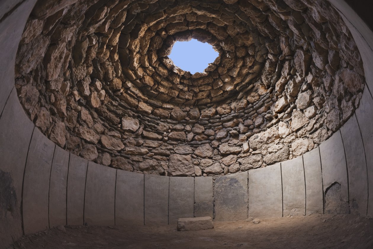 Interiør af rekonstrueret cirkulær grav i Necropolis-området, Los Millares, nær Santa Fe Mondujar af Unbekannt Unbekannt
