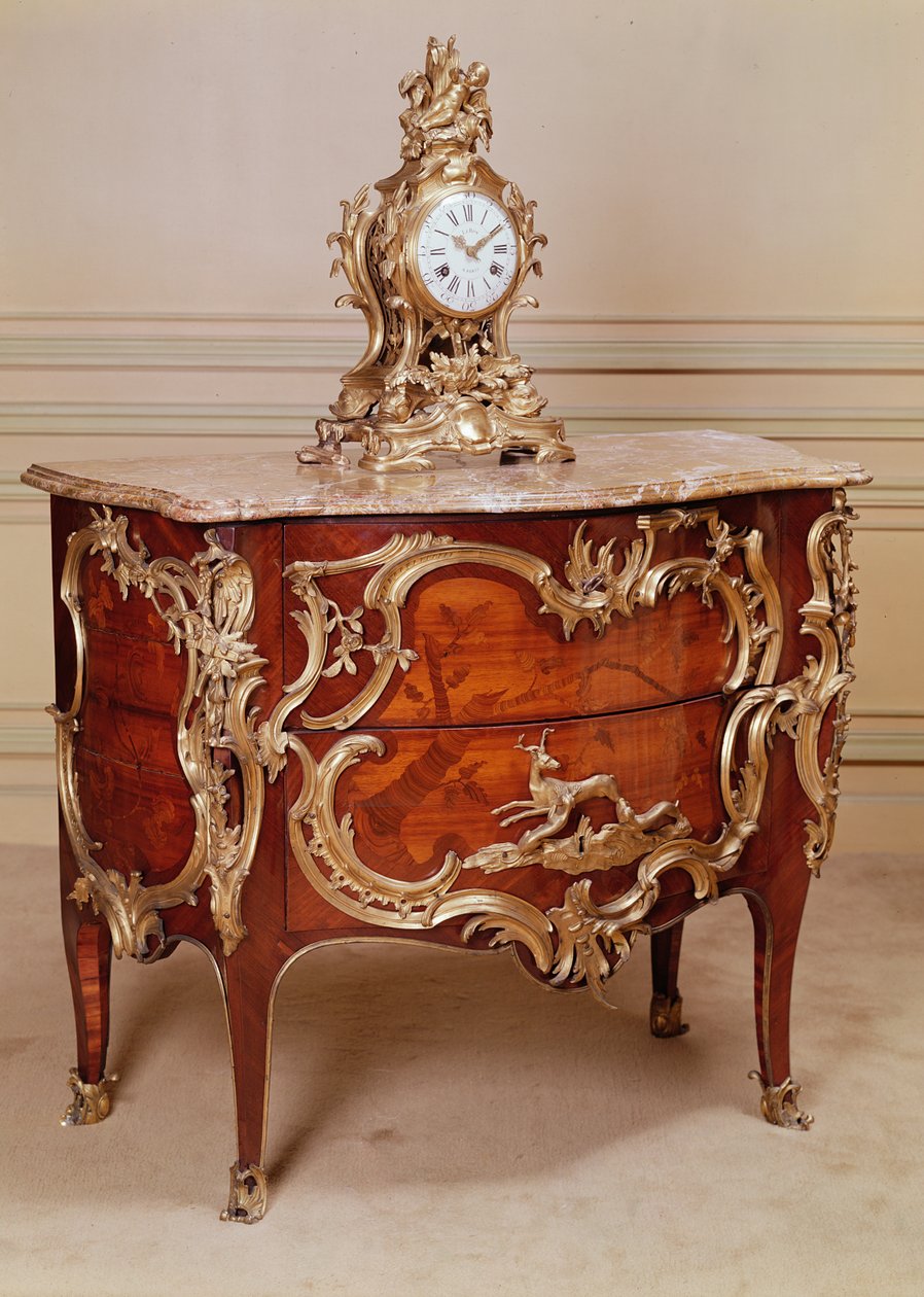 Kommode med marmorering, en af et par, fineret med tulipantræ og kongetræ, Louis XV-perioden, af Bernard van Risenburgh, og et mantelur af ormolu, Le Roy, 1715 af Unbekannt Unbekannt