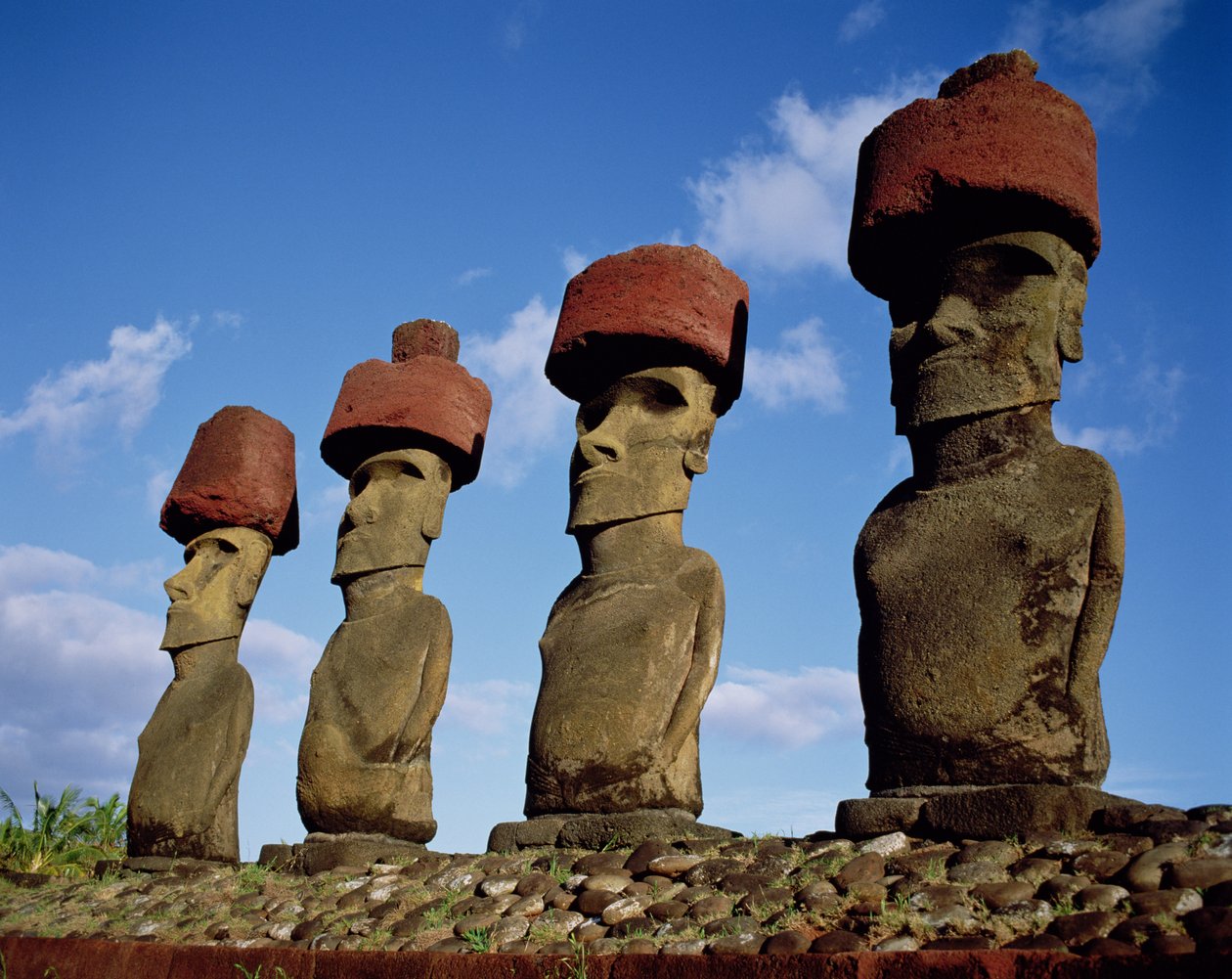 Monolitiske statuer på Ahu Nau Nau ved Anakena Beach, ca. 1000-1600 (detalje af 114932) af Unbekannt Unbekannt