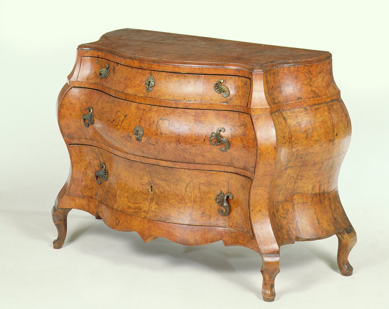 Norditaliensk valnøddekommode, overdreven bombeform, ca. 1760 af Unbekannt Unbekannt