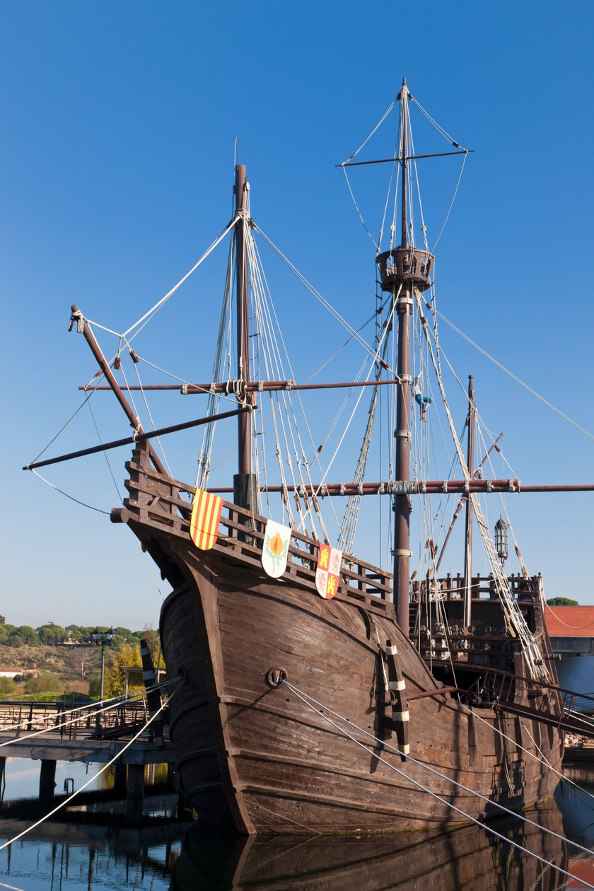 Replikaer af skibene Columbus sejlede til Amerika i ved El Muelle de las Carabelas, eller Karavellernes kaj ved Palos de la Frontera, Huelva-provinsen, Andalusien, det sydlige Spanien. af Unbekannt Unbekannt
