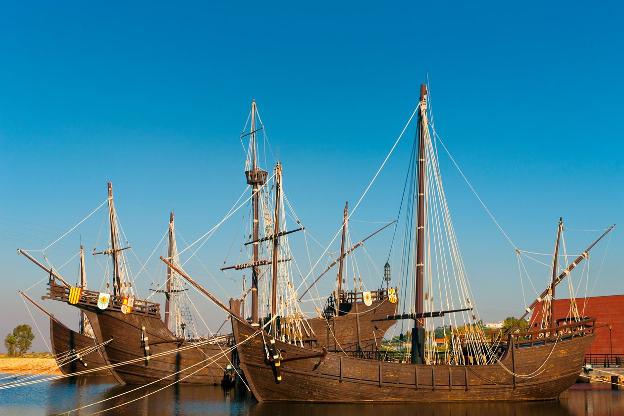 Kopier af de skibe, som Columbus sejlede til Amerika i, på El Muelle de las Carabelas, eller Caravels kaj i Palos de la Frontera, Huelva-provinsen, Andalusien, Sydspanien. af Unbekannt Unbekannt