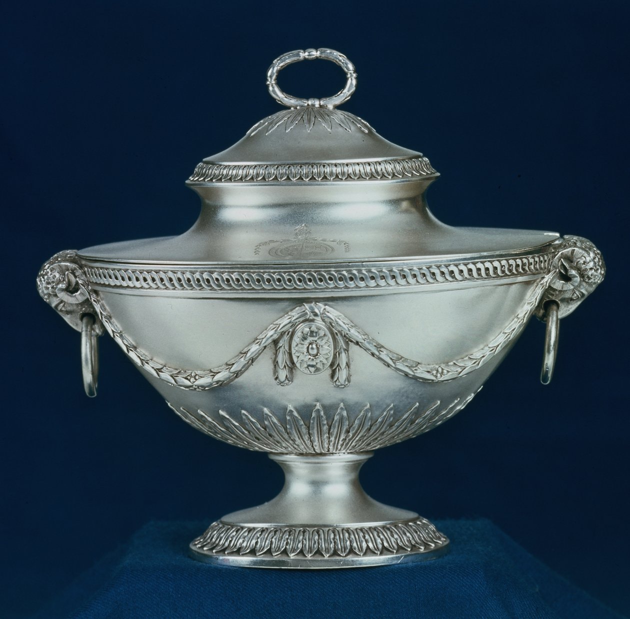 Sauce-terrin, en af et par, reproduktion af et design lavet af Robert Adam et år tidligere til en suppeterrin, lavet af John Carter, London, 1774 sølv af Unbekannt Unbekannt