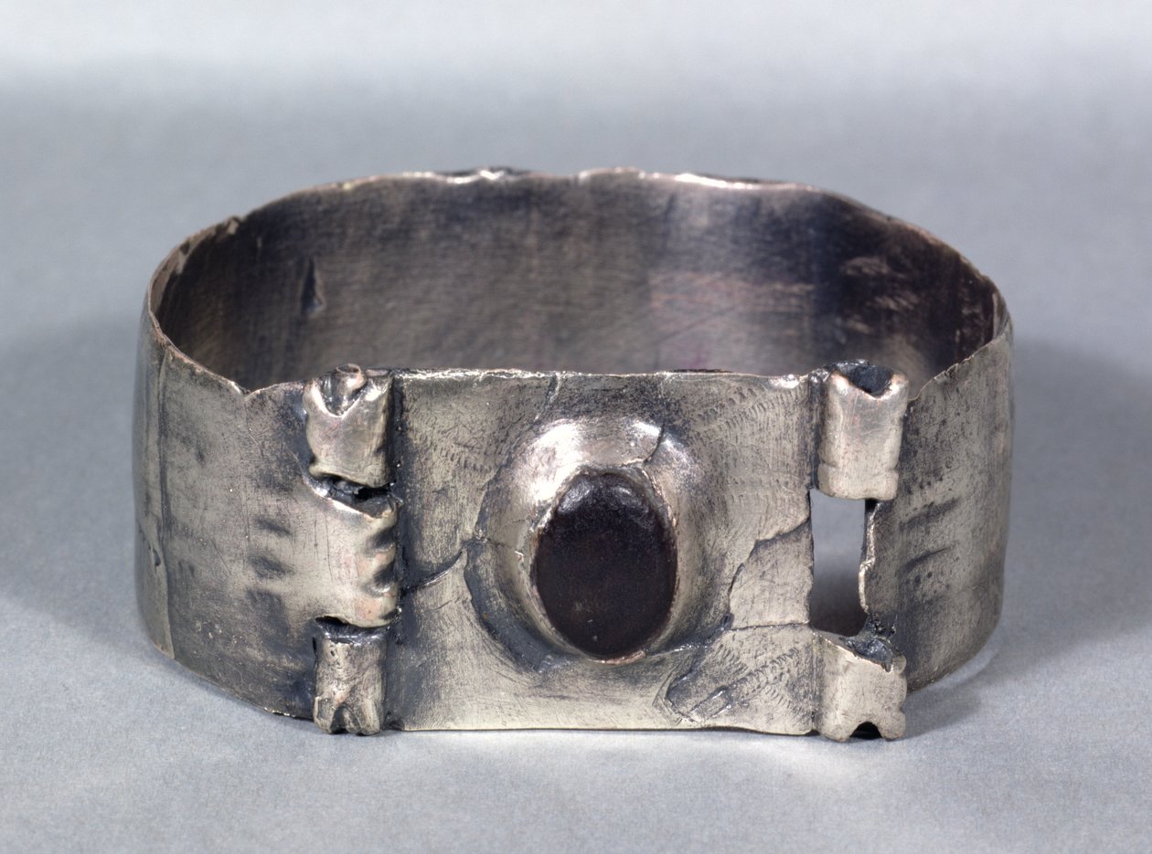 Sølvarmbånd med indsat cabuchon-granat, fra Aesica Hoard, Great Chesters, midten af 1. til begyndelsen af 2. århundrede e.Kr. af Unbekannt Unbekannt