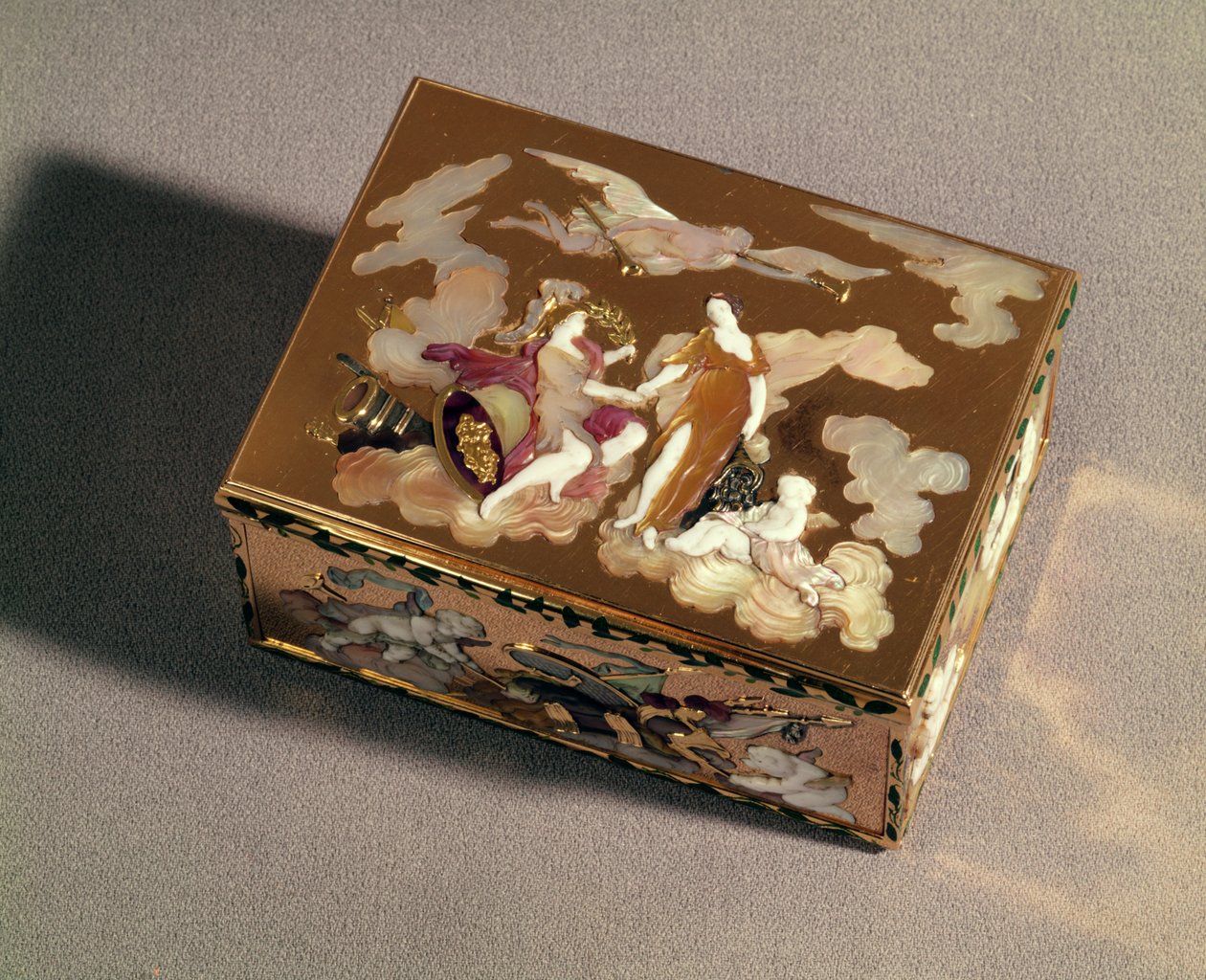 Snusæske af emaljeret guld og farvet perlemor, Paris, 1747-48; snusdåse i form af en tønde, Paris, 1754, guld og perlemor af Unbekannt Unbekannt