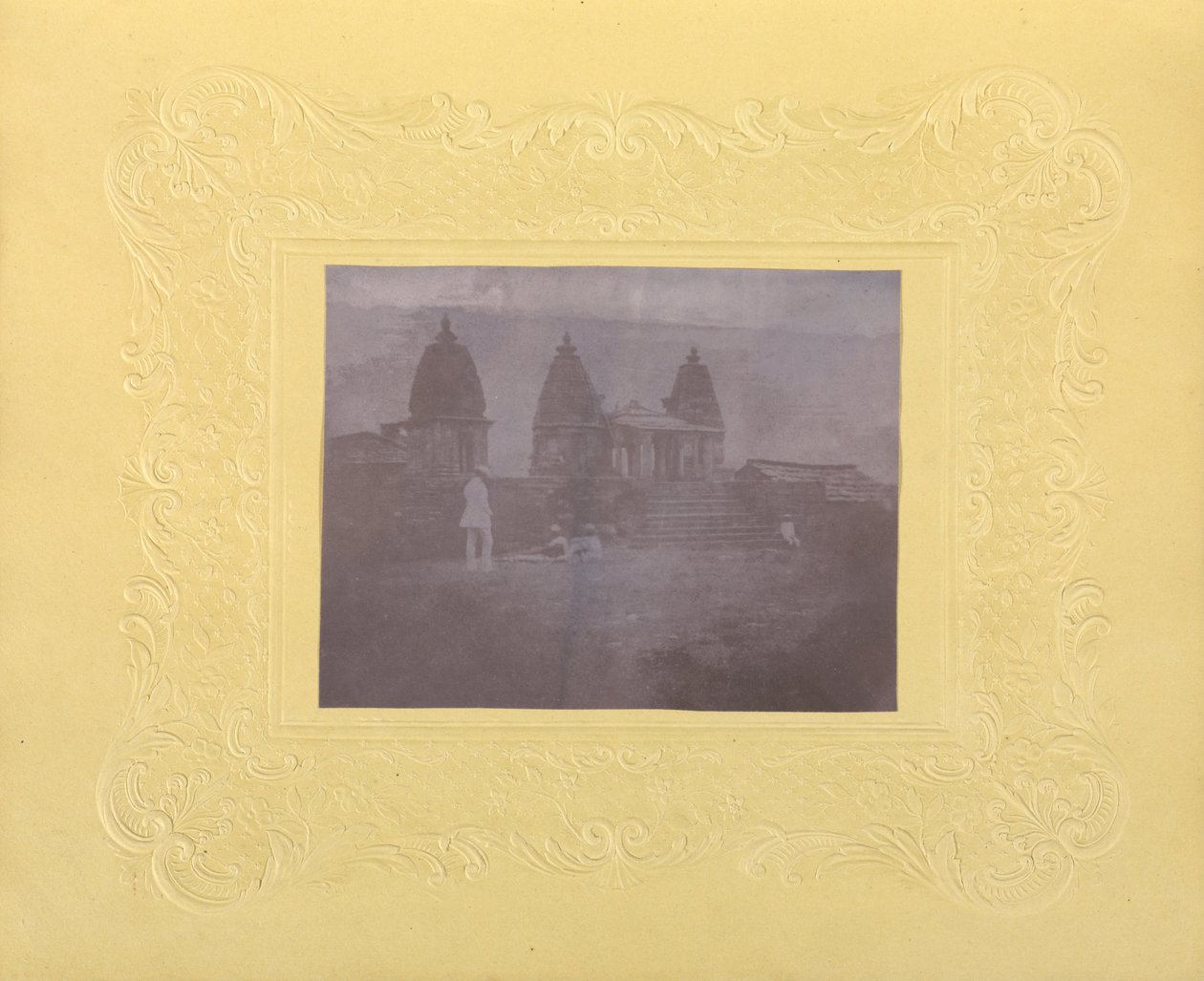 Ukendt skaber, britisk, aktivt Indien omkring 1843 - (Men Before Three Temples, India) af Unbekannt Unbekannt