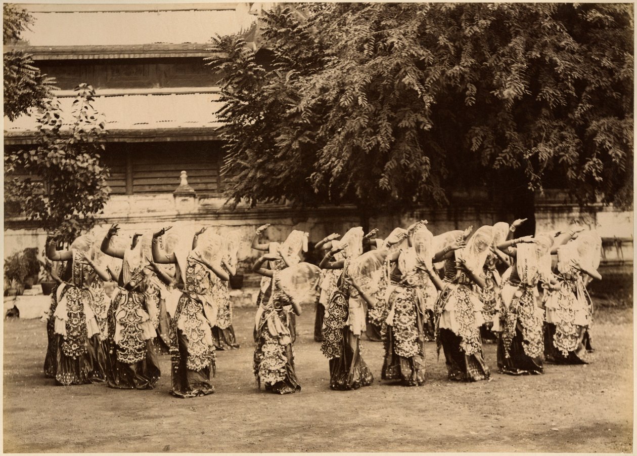 Sløret danserinde i Mandalay, Burma, slutningen af det 19. århundrede (albumenprint) af Unbekannt Unbekannt