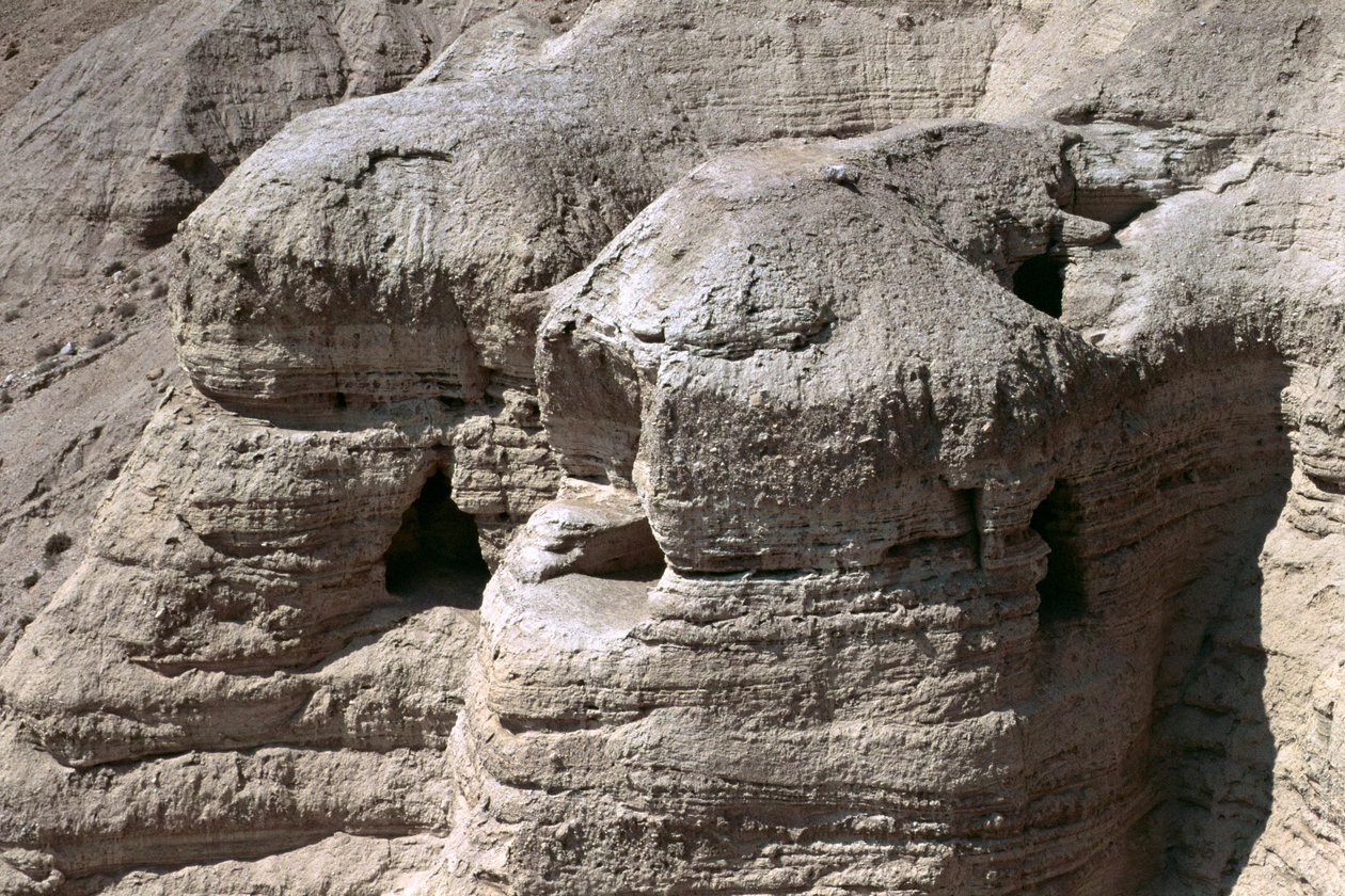 Udsigt over Qumran-hulerne, hvor Dødehavsrullerne blev opdaget i 1947 af Unbekannt Unbekannt