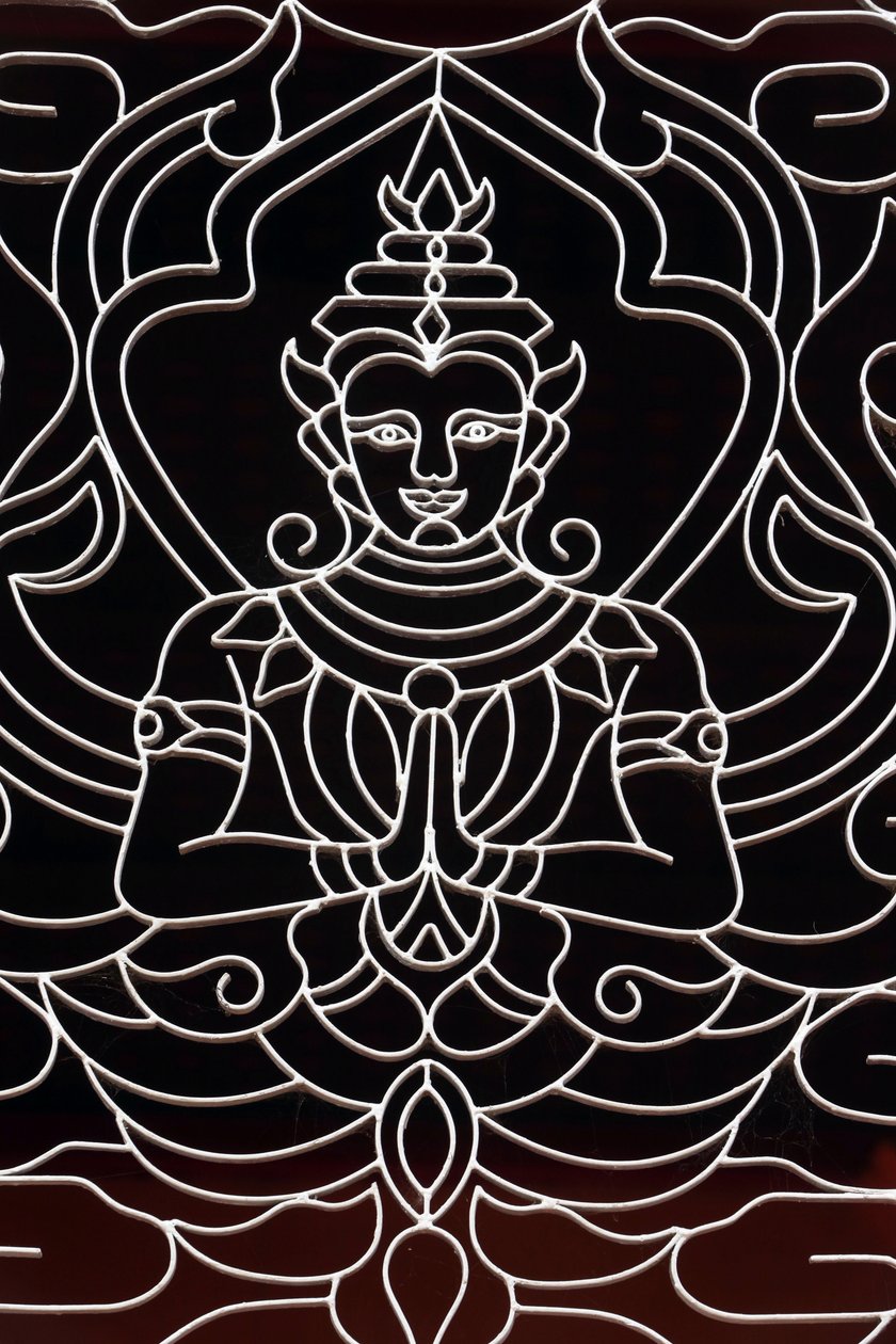 20151028, Vientiane, Laos: Wat Ong Teu buddhisttempel. En gudinde dekorerer et vindue af Unbekannt