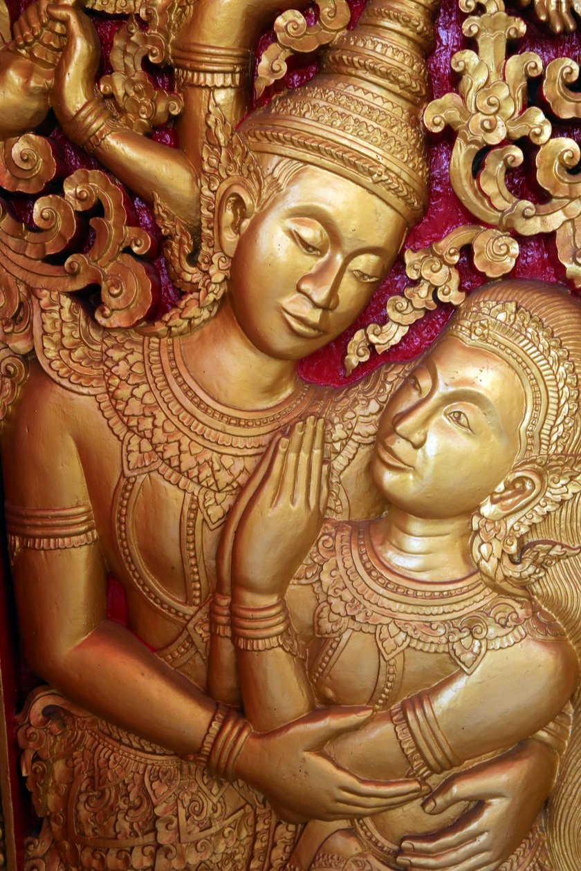 20151028, Vientiane, Laos: Wat Ong Teu buddhisttempel. Døråbningsudskæring, der viser scene fra Ramayana af Unbekannt