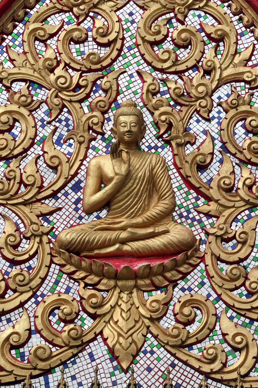20151102, Vang Vieng, Laos : Indgangsdør dekoreret med guldrelieffer. The Teaching Buddha skildrer et bestemt øjeblik i Buddhas liv, nemlig den første prædiken Buddha holdt efter at have nået oplysningen af Unbekannt