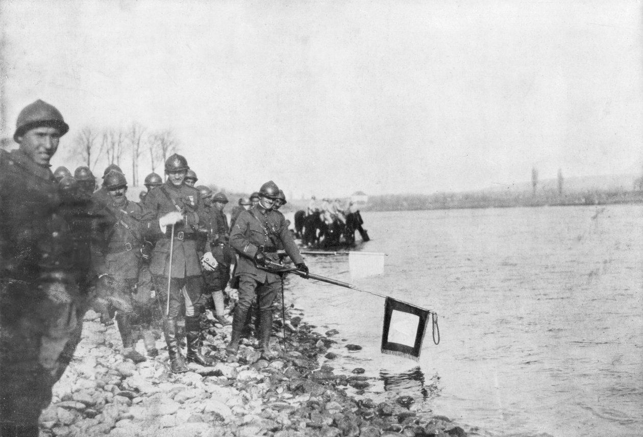 2. marokkanske division bader sine flag i Rhinen, Huningue, Alsace, Frankrig, 21. november 1918 af Unbekannt