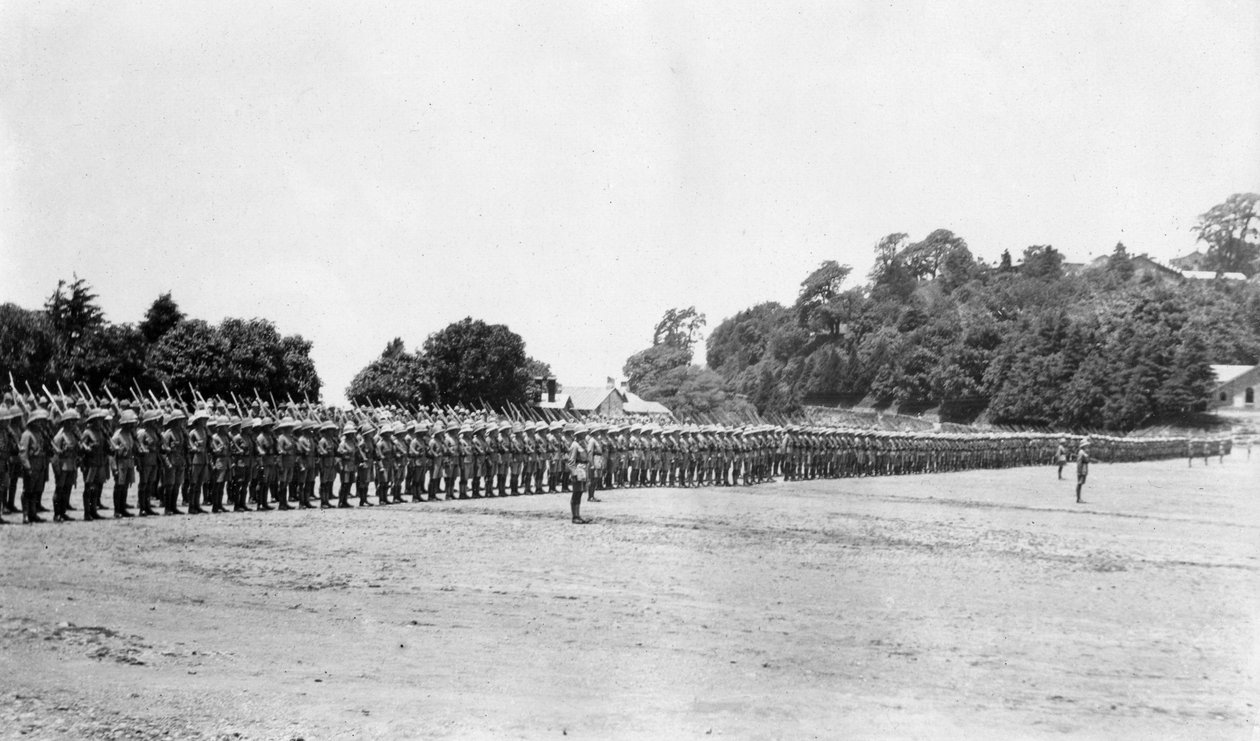 5. Bataljon East Surrey-regiment i parade, Chakrata, 1917 af Unbekannt