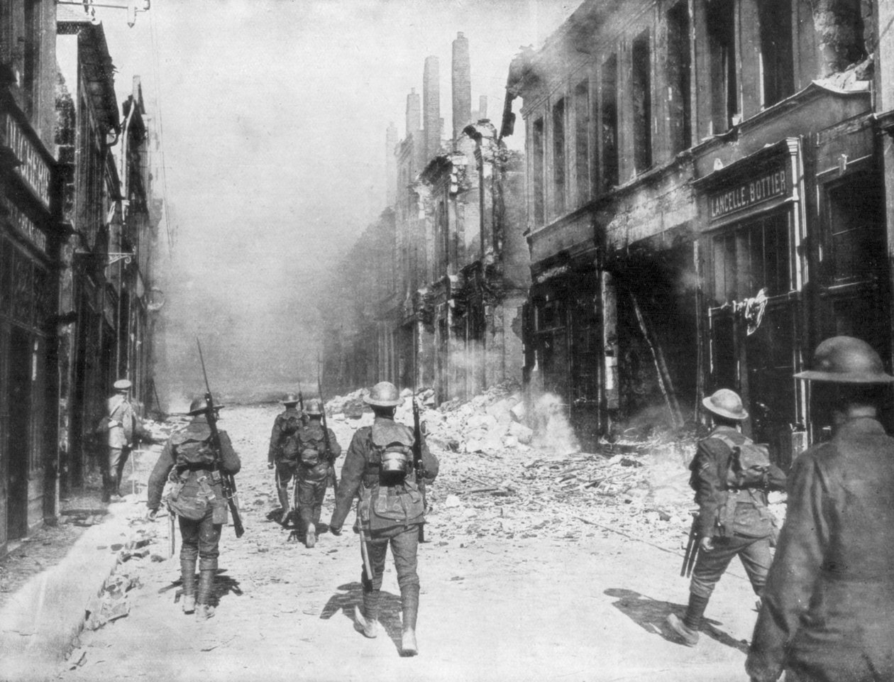 En britisk hærpatrulje, Cambrai, Frankrig, Første Verdenskrig, 9. oktober 1918 af Unbekannt