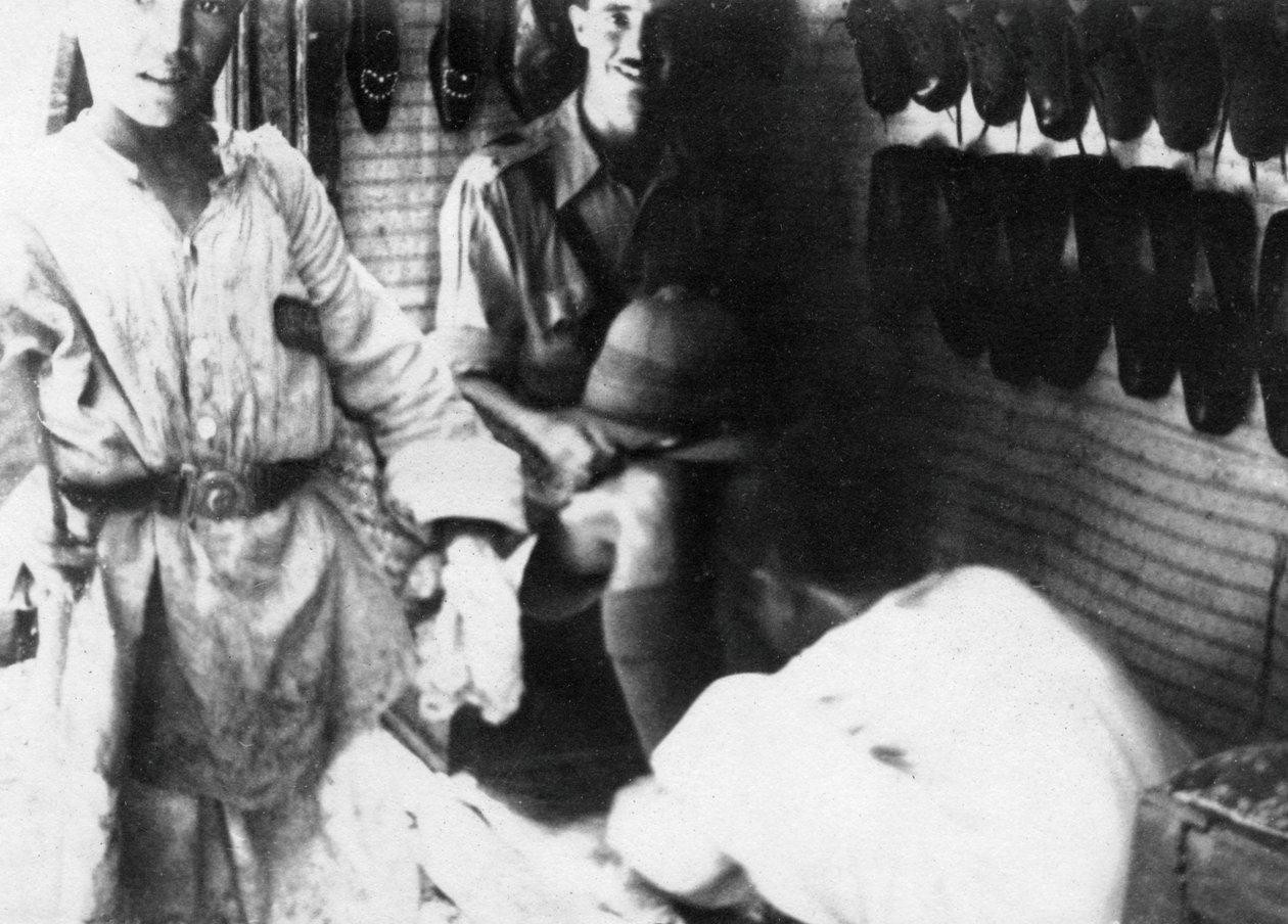 En britisk officer i en skobutik, Bagdad, Mesopotamien, WWI, 1918 af Unbekannt