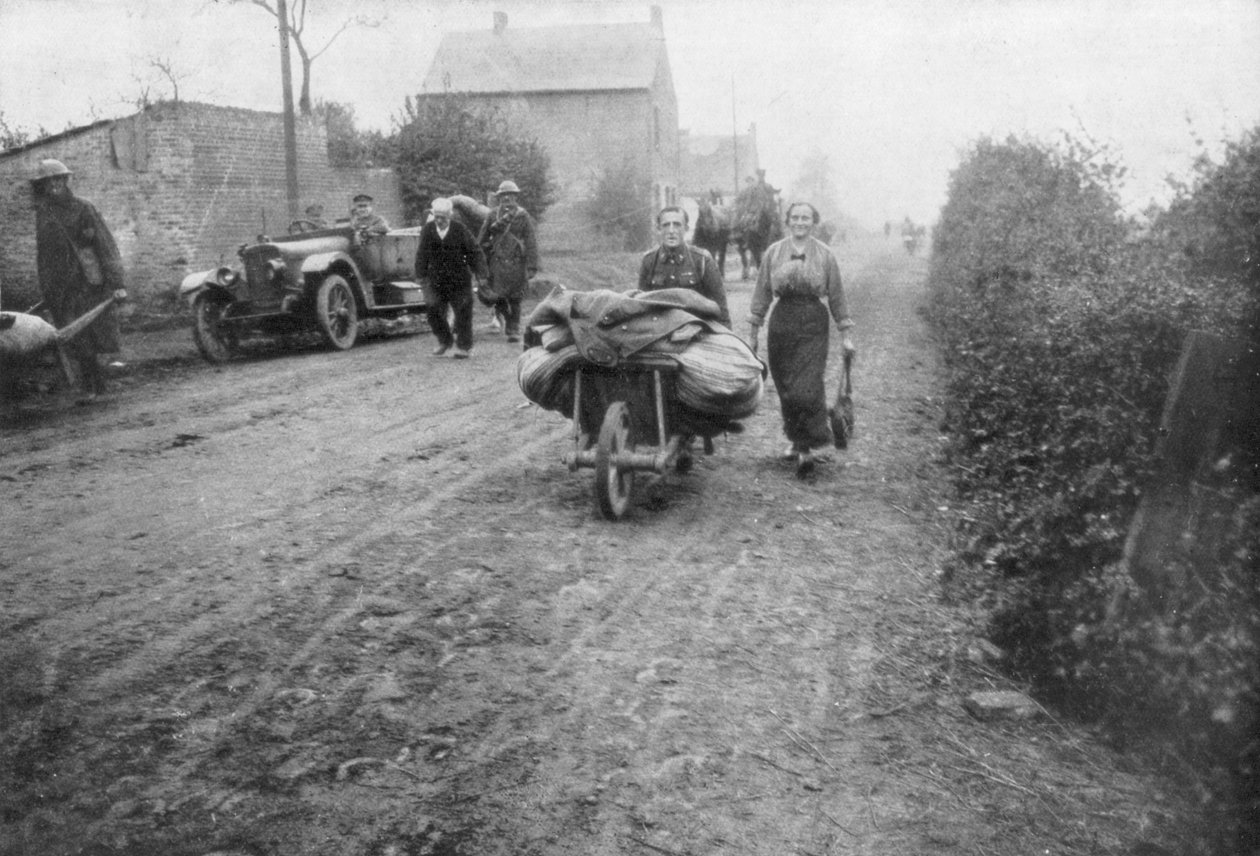 En britisk soldat hjælper en kvinde med at vende tilbage til hendes landsby, Frankrig, 1918 af Unbekannt