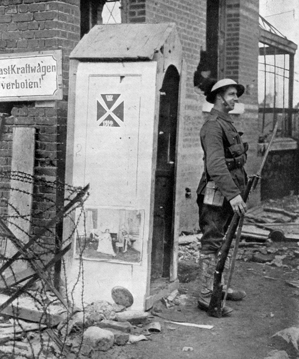 En britisk soldat på vagtvagt efter Peronnes fald, Frankrig, Første Verdenskrig, 1917, c1920 af Unbekannt